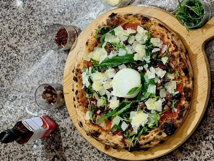 Appetitosa sulla pala, con burrata, rucola e scaglie di formaggio