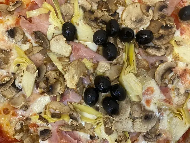 Capricciosa con prosciutto cotto, funghi, carciofi e olive