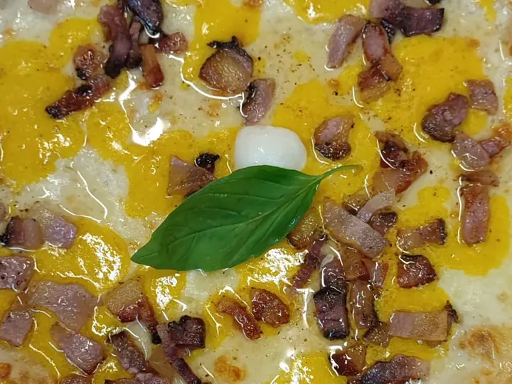 Carbonara con guanciale, uovo e basilico