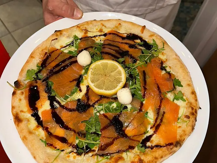 Norvegese nel piatto, con salmone, rucola, limone e aceto balsamico