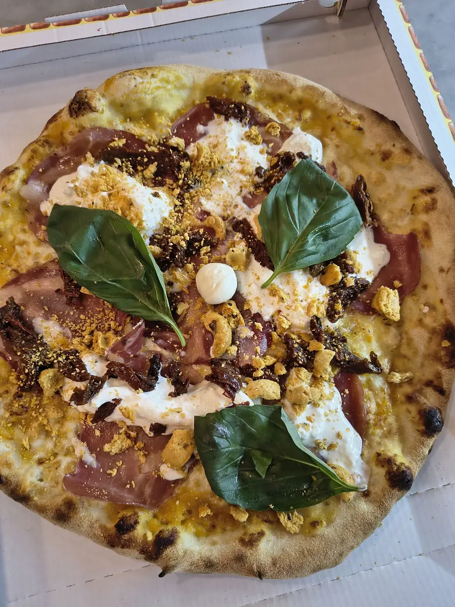 La Strambalata nel cartone: stracciatella, capocollo, taralli sbriciolati, pomodorini secchi e basilico