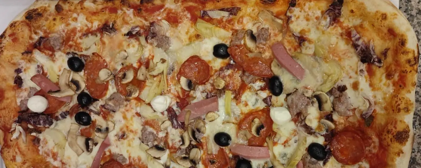 Pizza lunga con salame, olive, funghi e carciofi
