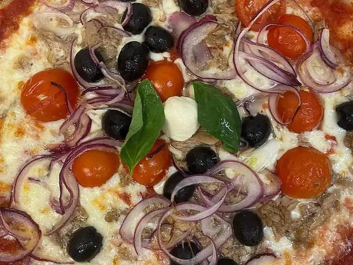Pizza con tonno, cipolla rossa, olive nere e pomodorini